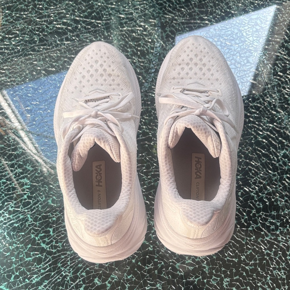 Hoka Women's Clifton 9 Athletic Shoes. Size 8.5
